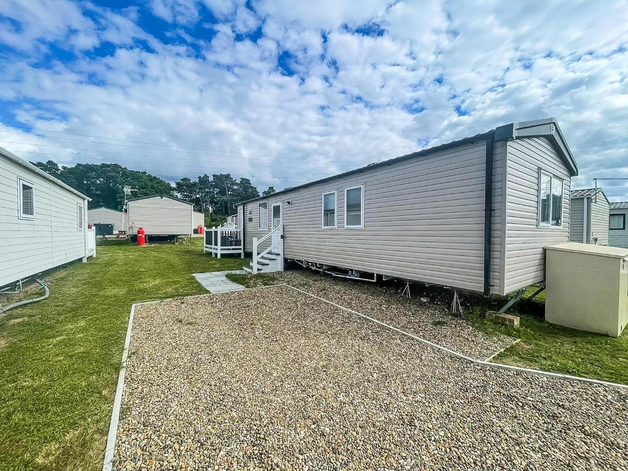 Modern Caravan At Caldecott Hall With Decking In Norfolk, Sleeps 8 Ref 91068C Great Yarmouth Exterior photo
