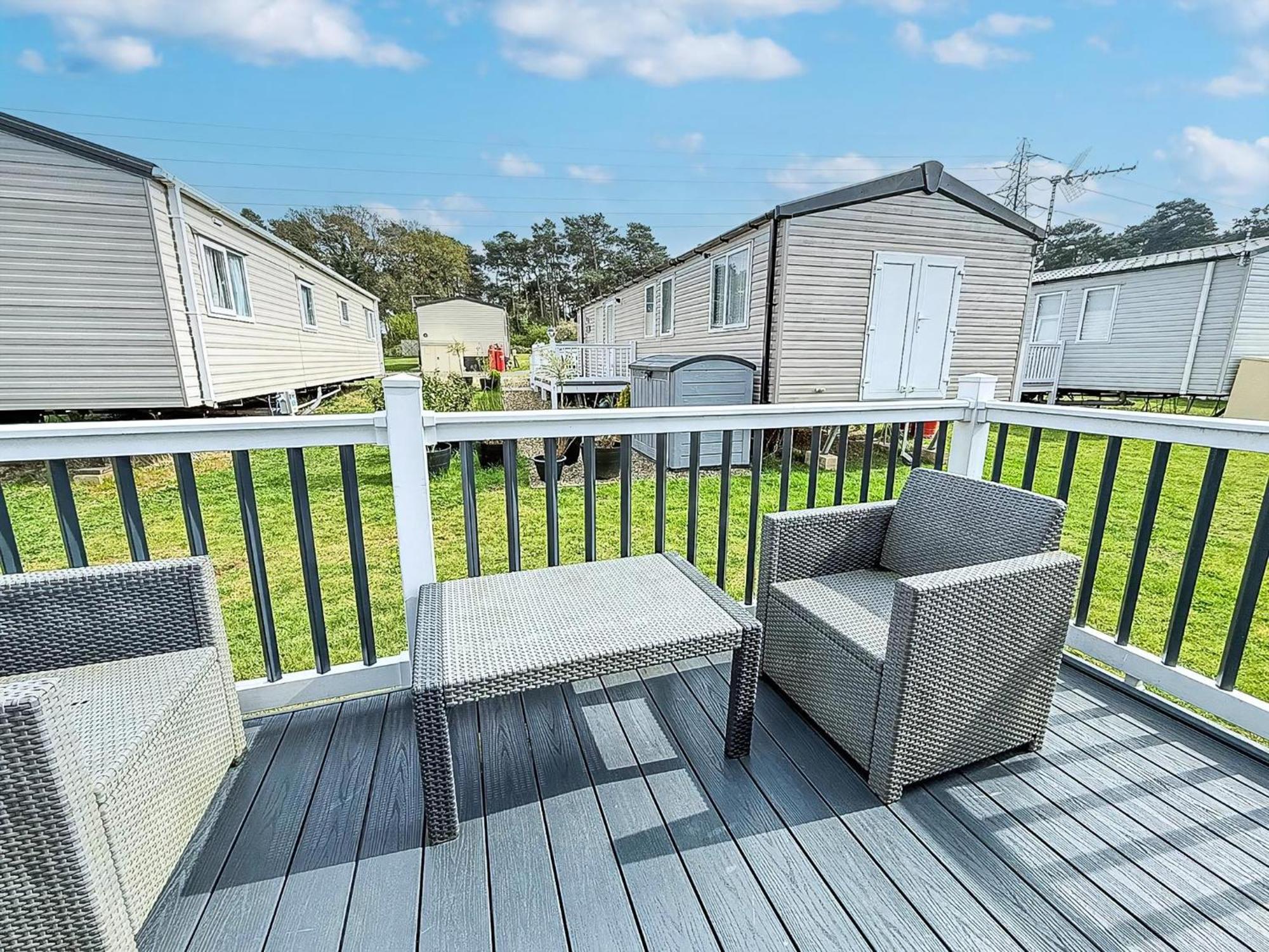 Modern Caravan At Caldecott Hall With Decking In Norfolk, Sleeps 8 Ref 91068C Great Yarmouth Exterior photo