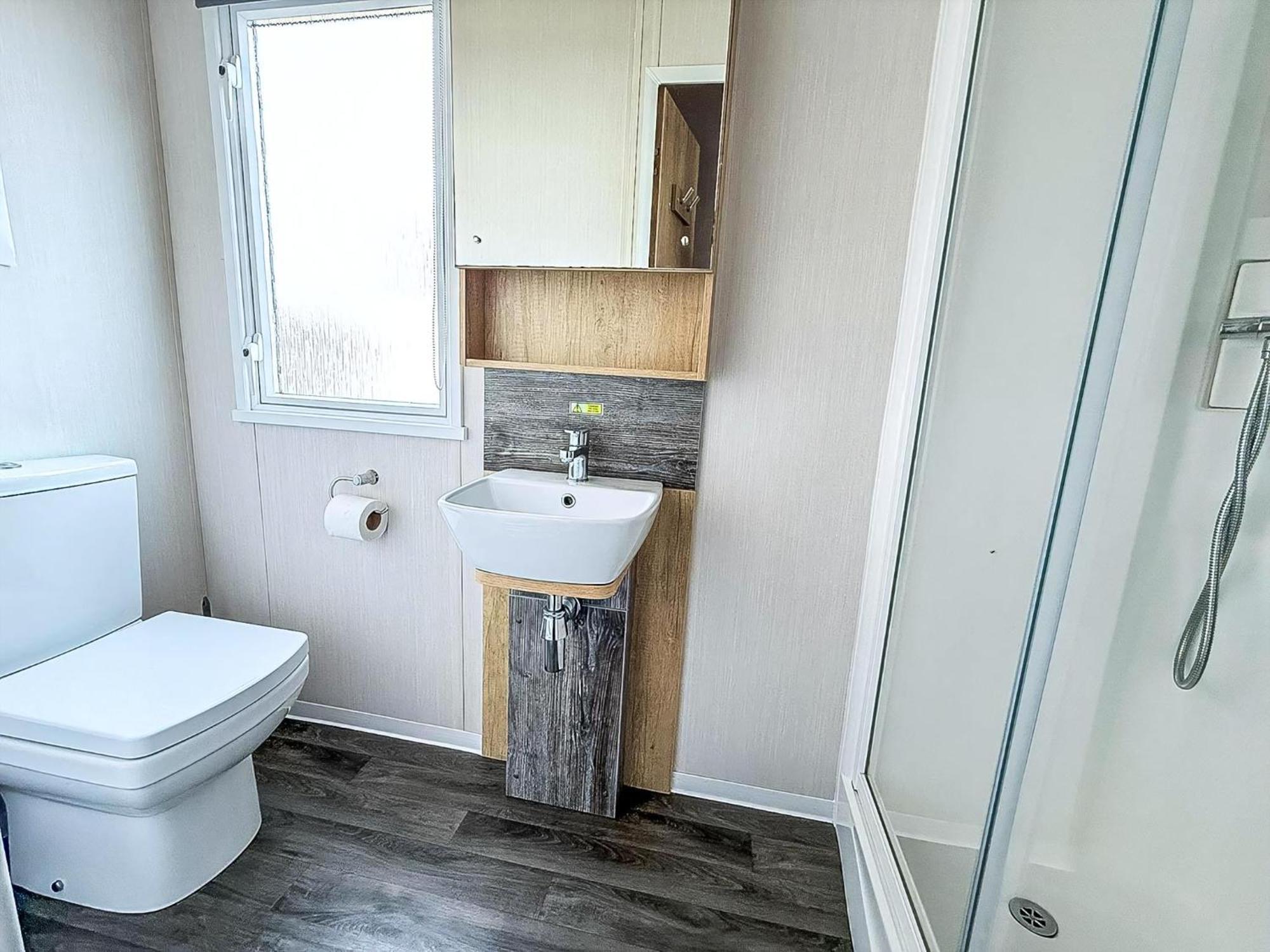 Modern Caravan At Caldecott Hall With Decking In Norfolk, Sleeps 8 Ref 91068C Great Yarmouth Exterior photo