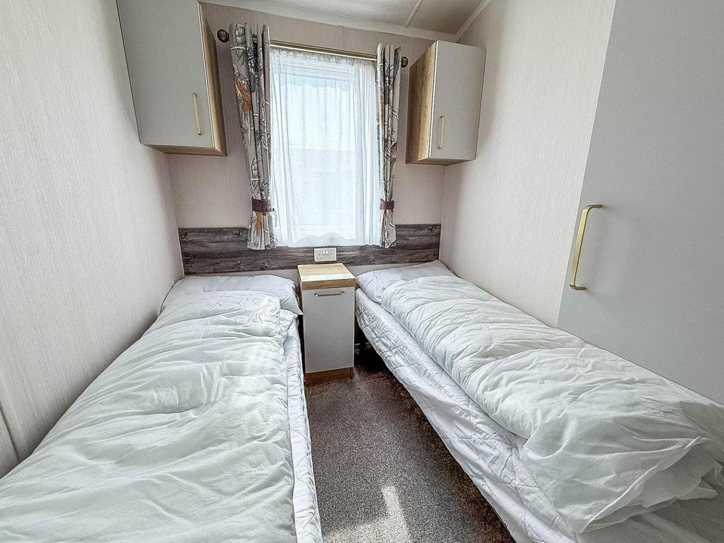 Modern Caravan At Caldecott Hall With Decking In Norfolk, Sleeps 8 Ref 91068C Great Yarmouth Exterior photo