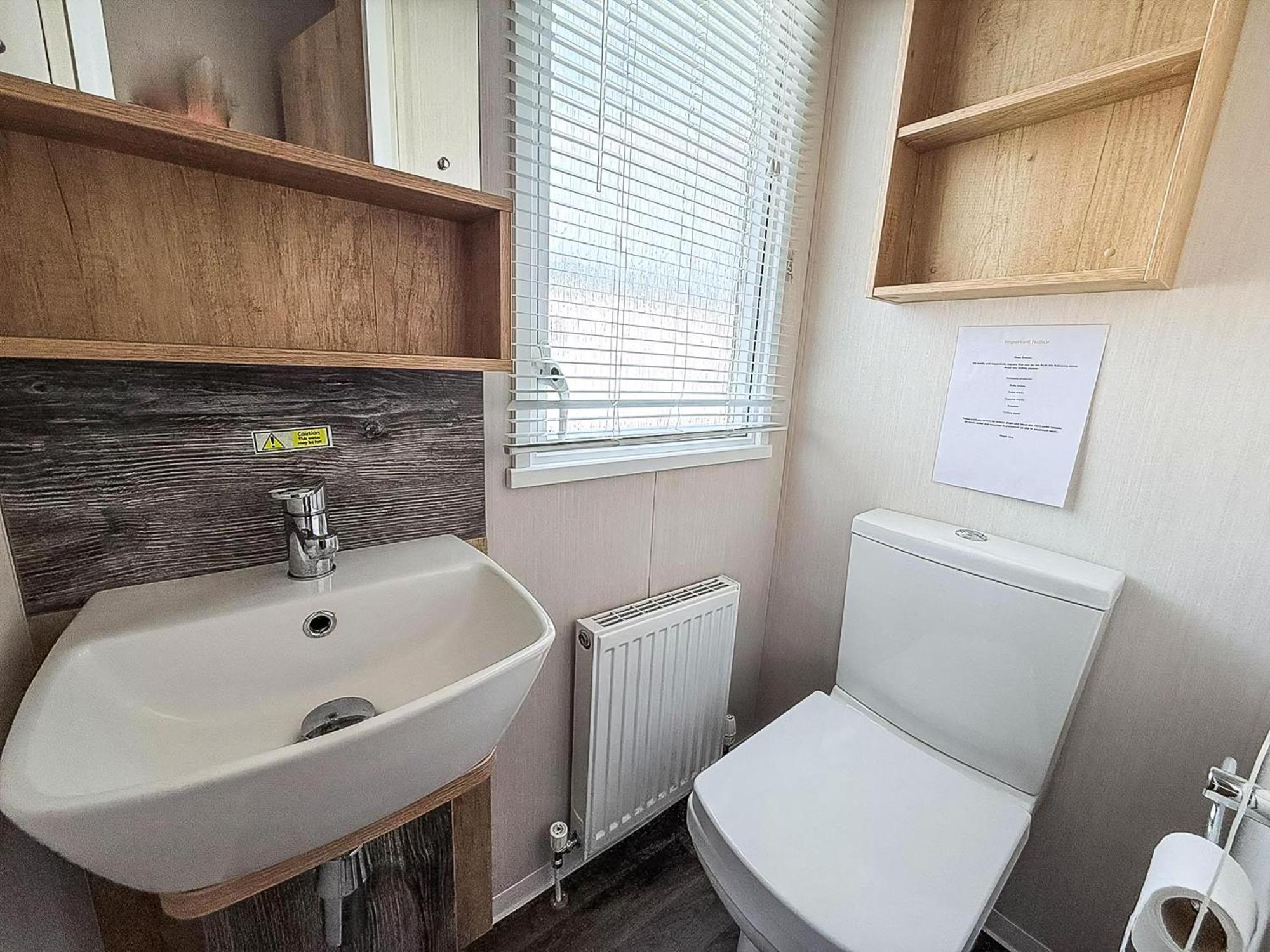 Modern Caravan At Caldecott Hall With Decking In Norfolk, Sleeps 8 Ref 91068C Great Yarmouth Exterior photo